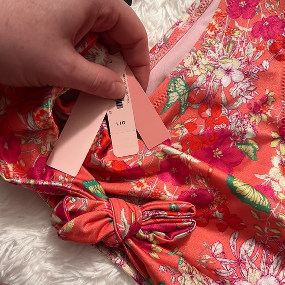 Bathing suit top size medium and bottom size large - Picture 5 of 5